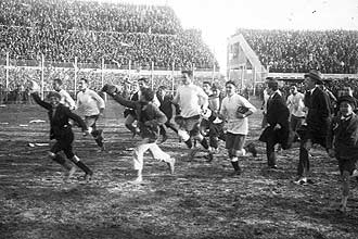 Jogadores e torcedores uruguaios comemoram o ttulo de 1930