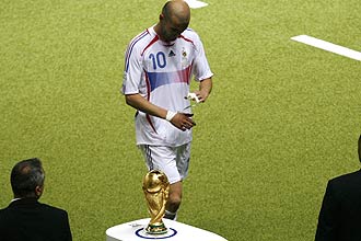 Zidane deixa o gramado aps ser expulso na deciso
