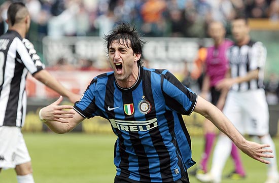 Artilheiro argentino Diego Milito comemora o gol que selou o título do Campeonato Italiano para a Inter