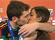 Casillas beija namorada ao vivo<br> em entrevista