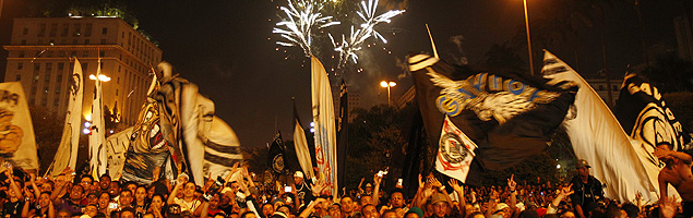 Festa do Corinthians rene 110 mil pessoas, tem virada antecipada e Ronaldo  ovacionado