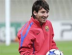 Messi, em treino do Barcelona (foto: Orestis Panagiotou - 24.nov.2010/EPA)