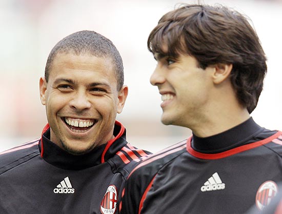 Ronaldo e Kaká fazem aquecimento antes de partida do Milan contra o Atalanta