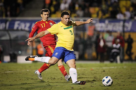 Ronaldo durante jogo de despedida, contra a Romênia; clique na foto e veja galeria