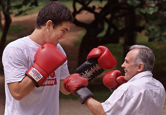 Raphael Zumbano (esq.) e o primo e ex-campeão Eder Jofre simulam treino com luvas