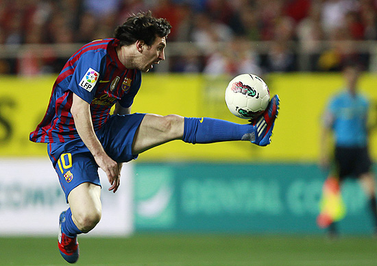 Messi marca gol contra o Sevilla, no sábado