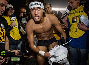 Neymar debuta como artilheiro do Paulista e fica de sunga na festa em campo