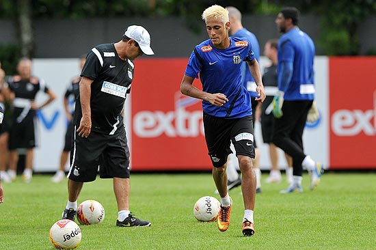 Neymar durante treino do Santos