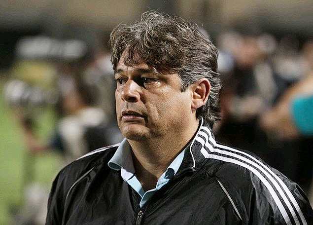 Marcelo Veiga, técnico do Bragantino, observa partida
