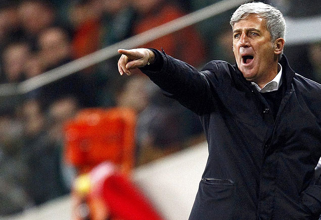 Coach Vladimir Petkovic of Lazio reacts during the match against Legia Warsaw in their Europa League soccer match in Warsaw November 28, 2013. REUTERS/Peter Andrews (POLAND - Tags: SPORT SOCCER) ORG XMIT: RSS16