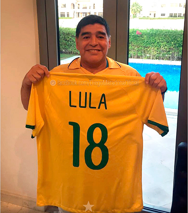 O ex-jogador Maradona exibe camisa com o nome de Lula