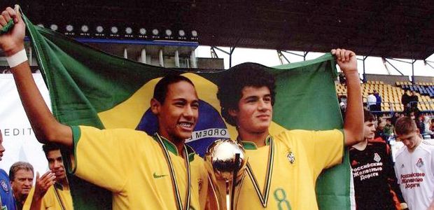 Neymar e Philippe Coutinho, em 2008, disputam campeonato juvenil pela seleção brasileira
