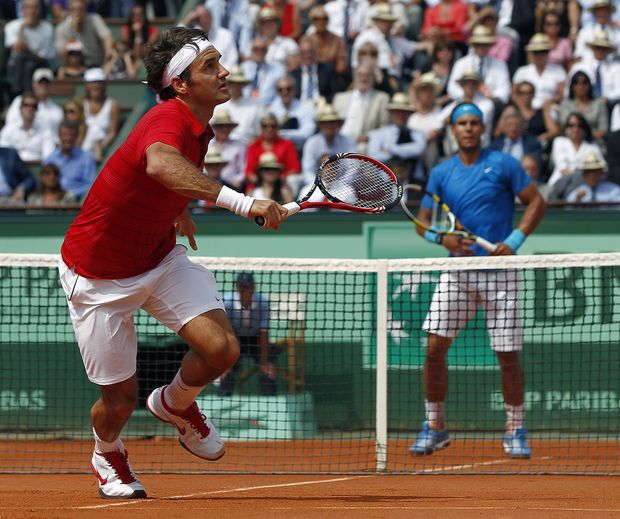 Em 2011, Roger Federer e Rafael Nadal (ao fundo) disputam final de Roland Garros, a última decisão de Grand Slam entre os dois