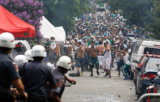 Torcedores do Palmeiras entram em confronto com a polícia militar, antes de partida