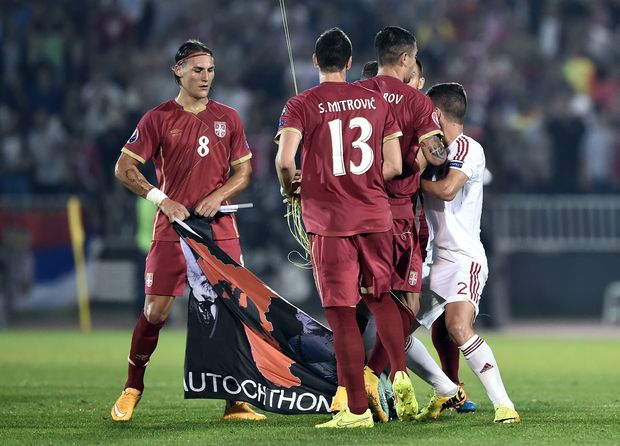 Jogador sérvio arranca bandeira albanesa de drone que sobrevoava o campo