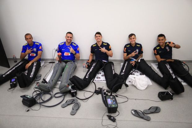Jogadores da seleção usam botas "Robocop" após confronto contra a Bolívia pelas eliminatórias