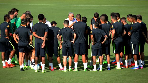 Football Soccer - Brazil's national soccer team training - World Cup 2018 Qualifiers - CT Sao Paulo, Sao Paulo, Brazil - 21/3/17. Head coach Tite (C) talks to his squad during a training session. REUTERS/Paulo Whitaker ORG XMIT: PW05