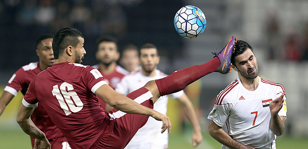 *** ALTA*** Football Soccer - Qatar v Syria - 2018 World Cup Qualifier - Jassim Bin Hamad Stadium, Doha, Qatar - 11/10/16. Qatar's Boualem Khoukhi (L) fights for the ball with Syria's Omar Kharbin. REUTERS/Ibraheem Al Omari ORG XMIT: GGGGAZ18 ***DIREITOS RESERVADOS. NÃO PUBLICAR SEM AUTORIZAÇÃO DO DETENTOR DOS DIREITOS AUTORAIS E DE IMAGEM***
