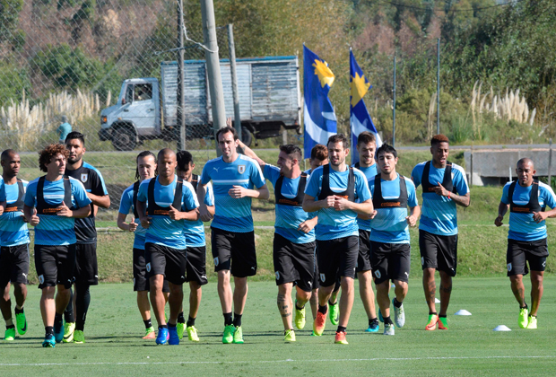Uruguay's national team footballers jog during a training session, ahead of their FIFA World Cup South American qualifier football match against Brazil, at the Complejo Celeste training center in Montevideo, on March 20, 2017. Uruguayan national team footballer Diego Godin (C) and / AFP PHOTO / MIGUEL ROJO ORG XMIT: 975