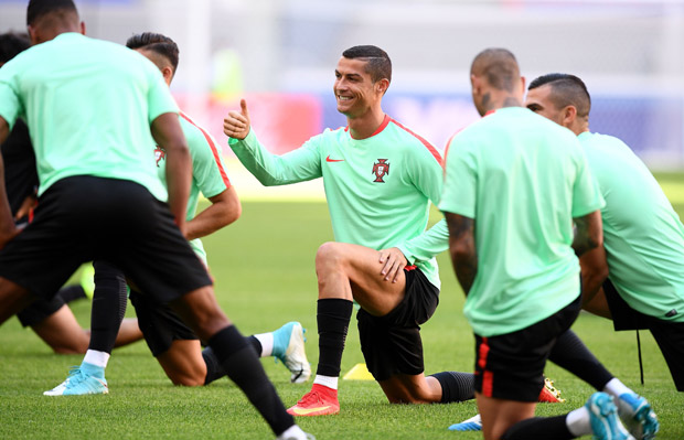 Cristiano Ronaldo brinca com colegas durante treinamento da seleção de Portugal em Kazan, na Rússia