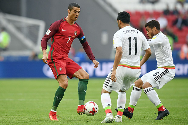 Portugal's forward Cristiano Ronaldo vies for the ball during the 2017 Confederations Cup group A football match between Portugal and Mexico at the Kazan Arena in Kazan on June 18, 2017. / AFP PHOTO / FRANCK FIFE