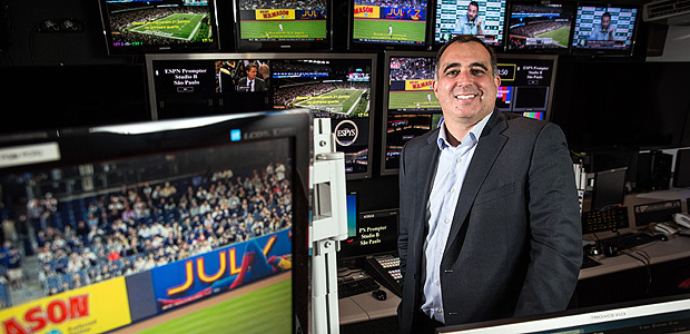 Russell Wolff, VP da ESPN, e retratado nos estudios do canal em São Paulo.