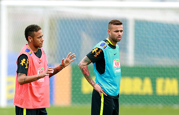 Soccer Football - 2018 World Cup Qualifications - South America - Brazil Training - Porto Alegre, Brazil - August 28, 2017 - Brazil's Neymar and his teammate Luan attend a training session ahead of their match against Ecuador. REUTERS/Edison Vara ORG XMIT: POA12