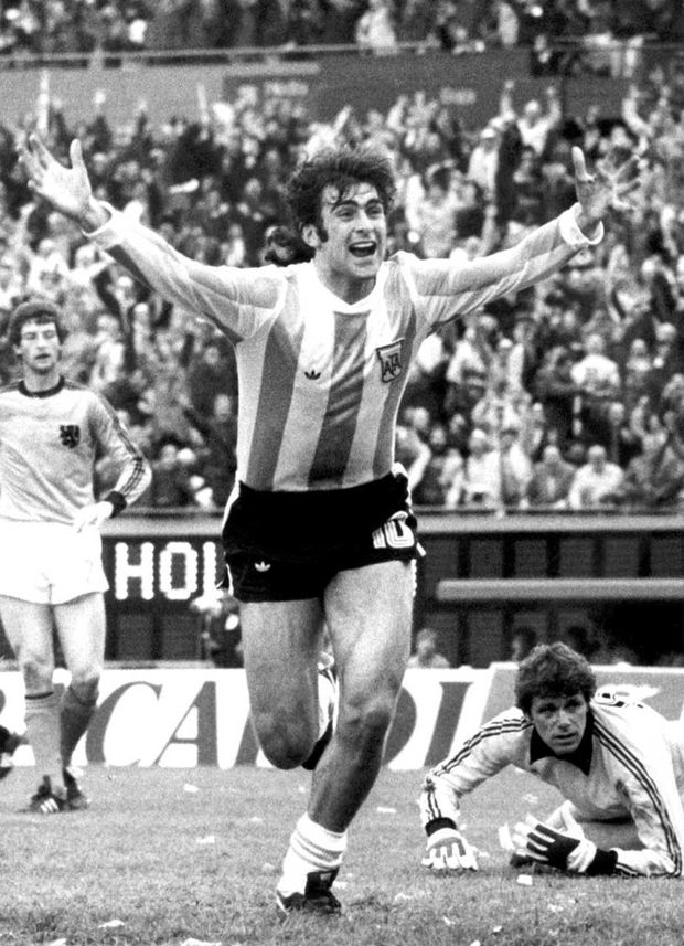 Mario Kempes comemora após fazer gol na final da Copa de 1978, contra a Holanda