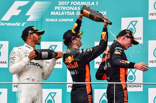 SEPANG, octubre 1, 2017 (Xinhua) -- Los pilotos Max Verstappen (c) de la escudería Red Bull, Lewis Hamilton (i) de la escudería Mercedes y Daniel Ricciardo de la escudería Red Bull, posan al término del Gran Premio de Malasia de Fórmula 1 (F1), en el Circuito Internacional de Sepang, en Sepang, Malasia, el 1 de octubre de 2017. (/) (vf)