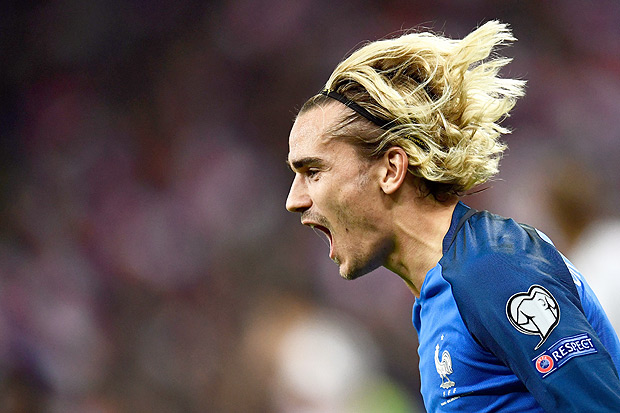 France's forward Antoine Griezmann celebrates after scoring a goal during the FIFA World Cup 2018 qualification football match between France and Belarus at the Stade de France in Saint-Denis, north of Paris, on October 10, 2017. / AFP PHOTO / CHRISTOPHE SIMON