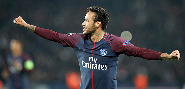 De volta após dois jogos, Neymar comemora um dos dois gols na partida contra o Montpellier