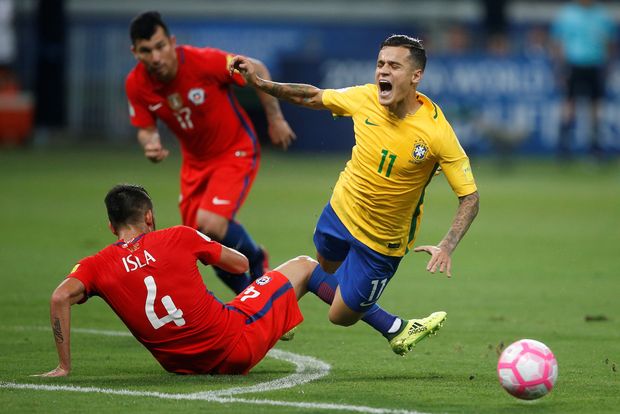 Phillipe Coutinho sofre falta em jogo do Brasil contra o Chile, pelas eliminatórias