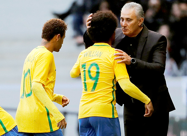 Soccer Football - International Friendly - Brazil vs Japan - Stade Pierre-Mauroy, Lille, France - November 10, 2017 Brazil coach Tite congratulates Neymar and Willian as they are substituted REUTERS/Yves Herman ORG XMIT: AI