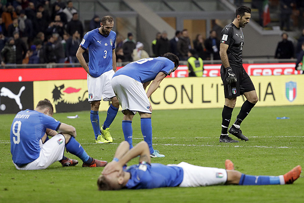 Jogadores da Itália caem no gramado do San Siro após a eliminação na repescagem para a Copa do Mundo