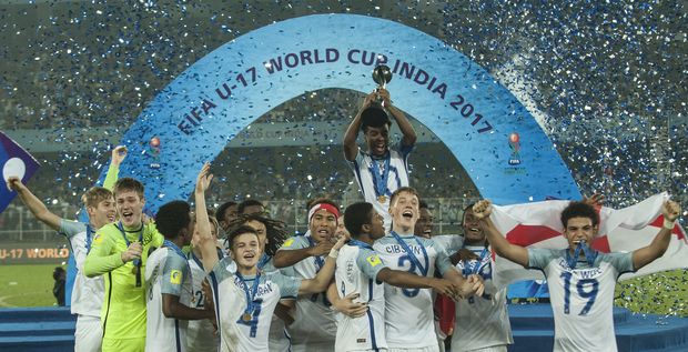 Jogadores da seleção inglesa sub-17 comemoram título Mundial na Índia