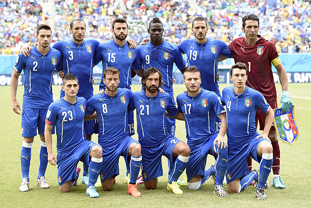 (140624) -- NATAL, June 24, 2014 (Xinhua) -- Italy's players pose for a group photo during a Group D match between Italy and Uruguay of 2014 FIFA World Cup at the Estadio das Dunas Stadium in Natal, Brazil, June 24, 2014. (Xinhua/Lui Siu Wai)