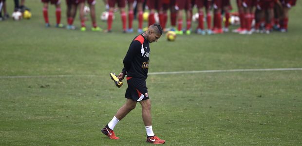 Paolo Guerrero durante um treino da seleção peruana