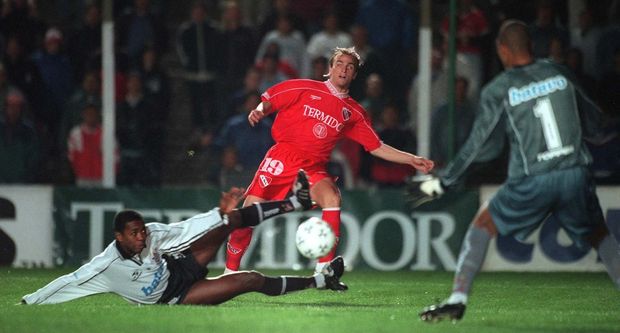 Vampeta da carrinho na derrota por 2 a 0 do Corinthians para o Independiente, na Copa Mercosul-1999
