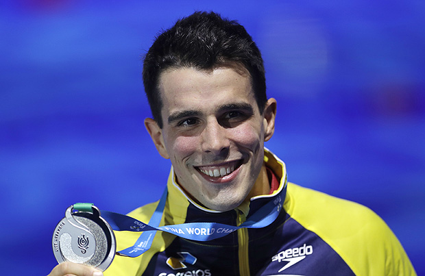O vencedor da medalha de prata, Bruno Fratus, do Brasil, coloca para uma foto após a final masculina de 50 metros de estilo livre nas competições de natação do Campeonato Mundial de Aquatics em Budapeste, Hungria, sábado, 29 de julho de 2017