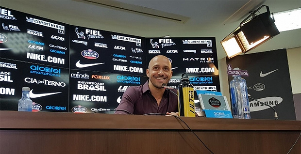 Alessandro Nunes, gerente de futebol do Corinthians, durante entrevista