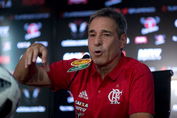 Paulo Cesar Carpegiani fala com jornalistas durante sua apresentação como técnico do Flamengo