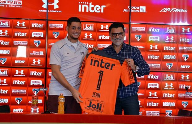 Jean é apresentado como o novo camisa 1 do São Paulo pelo coordenador de futebol Ricardo Rocha