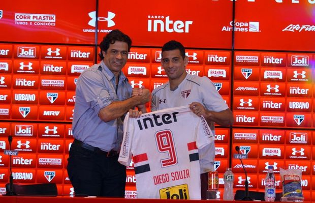 Raí entrega a camisa 9 para o meia-atacante Diego Souza, recém-contratado pelo São Paulo