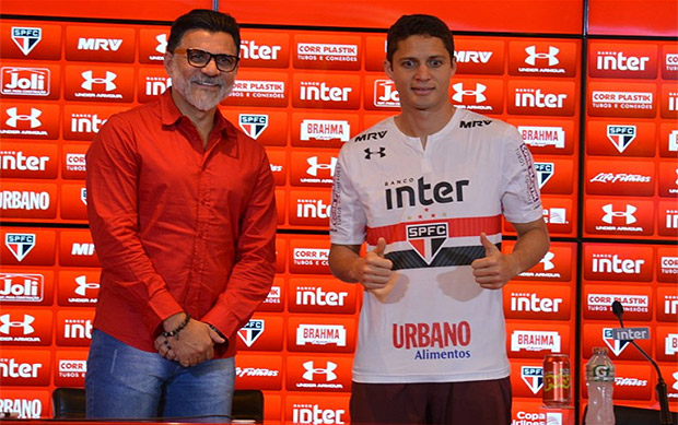 Anderson Martins (dir.) é apresentado no São Paulo ao lado do coordenador de futebol Ricardo Rocha