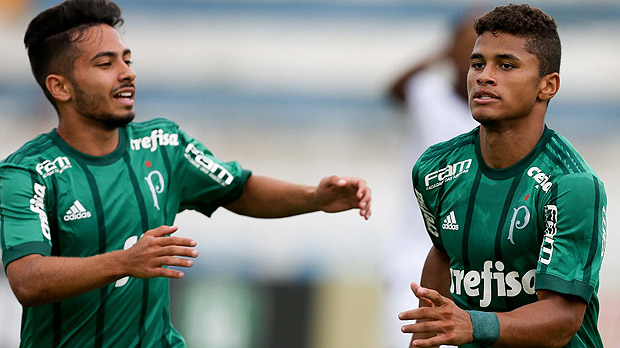 Jogadores do Palmeiras comemoram gol marcado contra o Sport