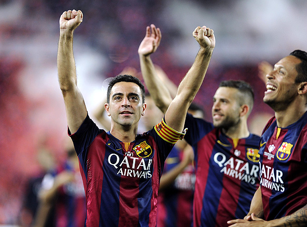 Barcelona's midfielder Xavi Hernandez (C) celebrates their victory at the end of the Spanish Copa del Rey (King's Cup) final football match Athletic Club Bilbao vs FC Barcelona at the Camp Nou stadium in Barcelona on May 30, 2015. Barcelona won 3-1. AFP PHOTO/ ANDER GILLENEA ORG XMIT: AG10734