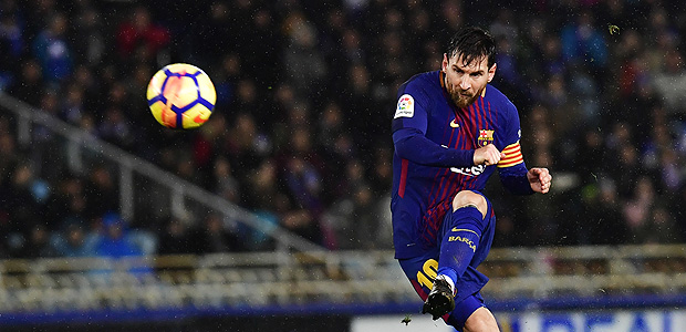 Lionel Messi cobra falta que resultou no quarto gol do Barcelona