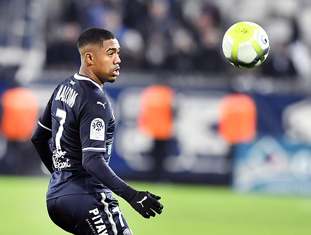 Bordeaux's Brazilian forward Malcom eyes the ball during the French L1 football match between Bordeaux (FCGB) and Montpellier (MHSC) on December 20, 2017, at the Matmut Atlantique stadium in Bordeaux, southwestern France. / AFP PHOTO / NICOLAS TUCAT ORG XMIT: NT5305