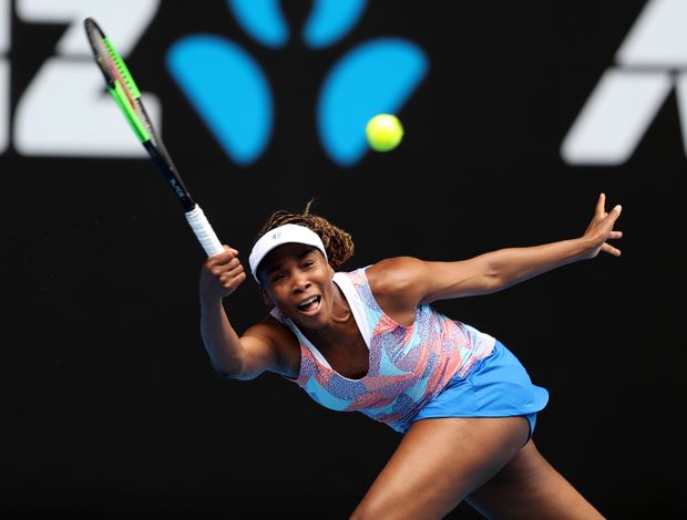 Venus Williams rebate bola na derrota para a suíça Belinda Bencic na 1ª rodada do Aberto da Austrália