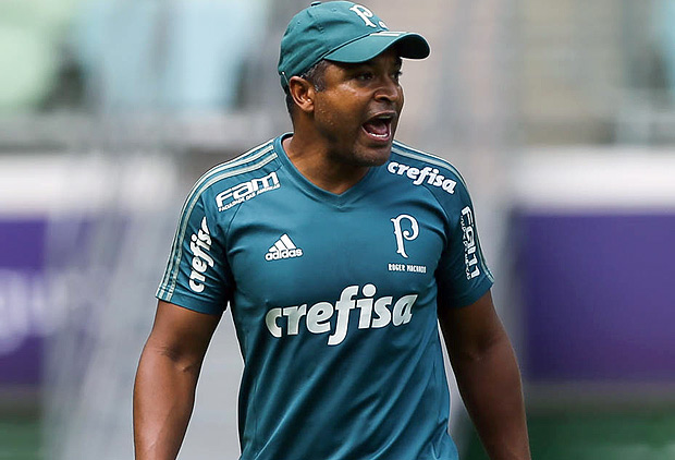 Roger Machado orienta jogadores do Palmeiras durante treino